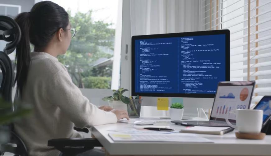 博乐市软件开发公司实战建议：网站赋能，为何必须接入支持机器人？